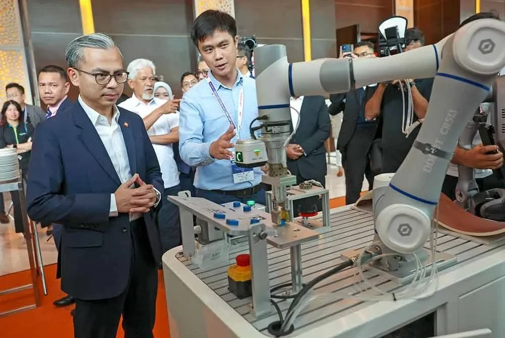 Menteri Komunikasi, Datuk Fahmi Fadzil melawat ruang pameran di Ekspo dan Persidangan Ketersambungan Antarabangsa (ICC) 2025 di Bangsar hari ini. Foto Bernama