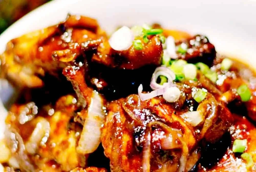 Seorang peniaga di Marang didenda RM3,000 selepas mengaku bersalah menjual ayam masak kicap tercemar dengan bakteria Staphylococcus aureus. Gambar hiasan