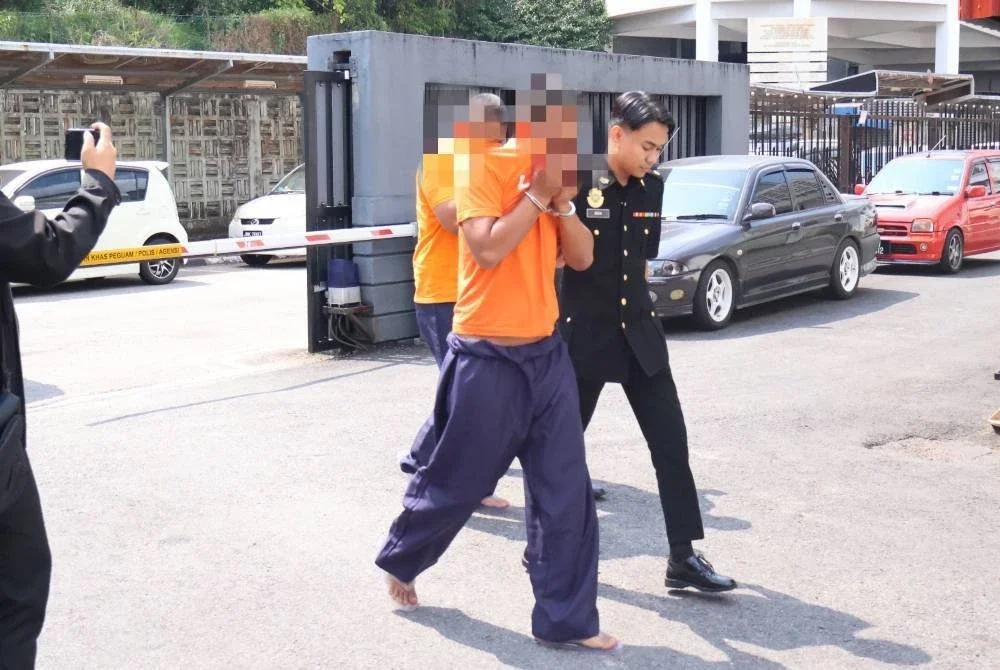 Kedua-dua suspek disyaki bersubahat meminta dan menerima wang rasuah sebagai balasan tidak mengambil tindakan terhadap seorang individu di atas kesalahan aktiviti perjudian. Foto SPRM Johor