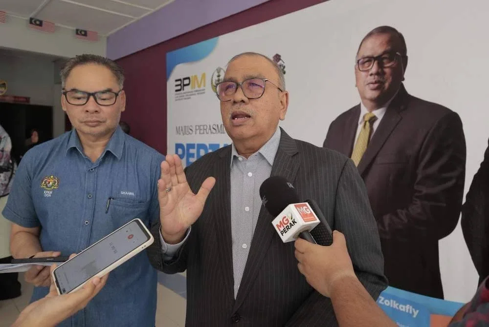 Mohd Zolkafly (kanan) bercakap kepada pemberita pada Rabu.