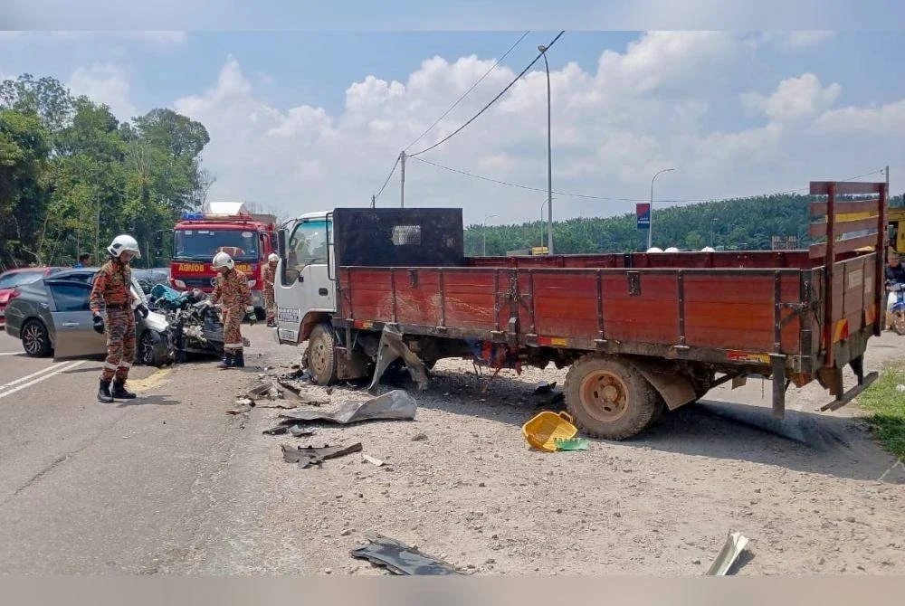 Keadaan kereta dinaiki mangsa dan lori selepas terbabit nahas di Kilometer 108 Jalan Kuantan-Segamat dekat Kampung Gadak, Muadzam Shah pada Rabu.