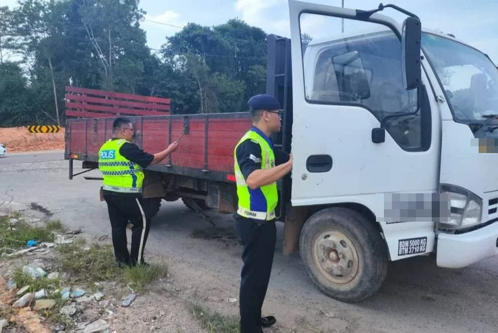 Anggota polis melakukan pemeriksaan ke atas lori yang terlibat kemalangan maut di Kilometer 108 Jalan Kuantan -Segamat dekat Kampung Gadak, Muadzam Shah di sini pada Rabu.