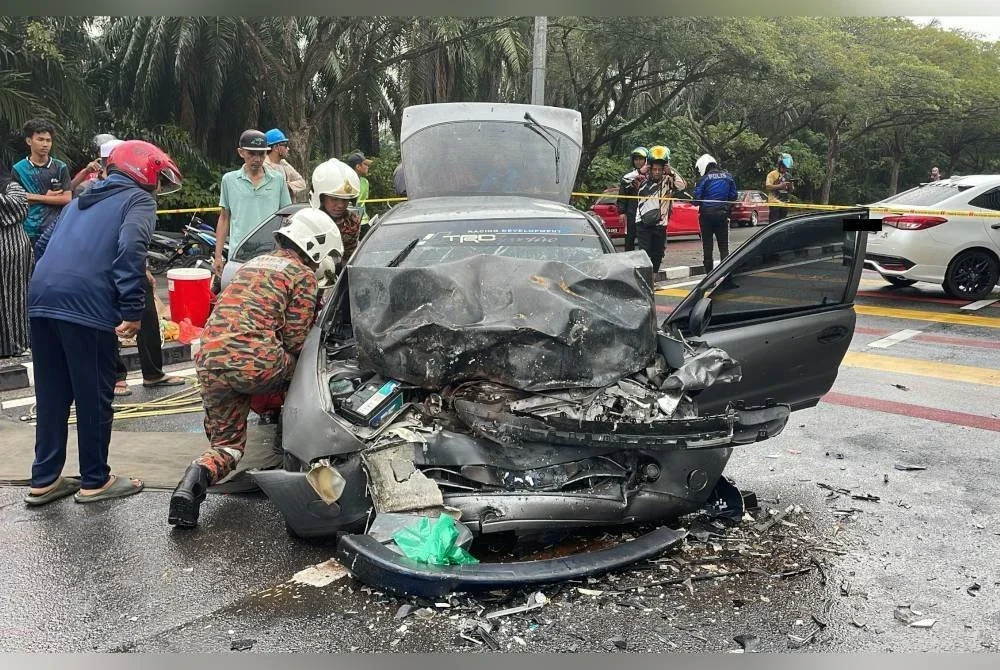 Keadaan Proton Wira yang dinaiki mangsa dan adiknya remuk teruk hingga menyebabkan mereka tersepit.