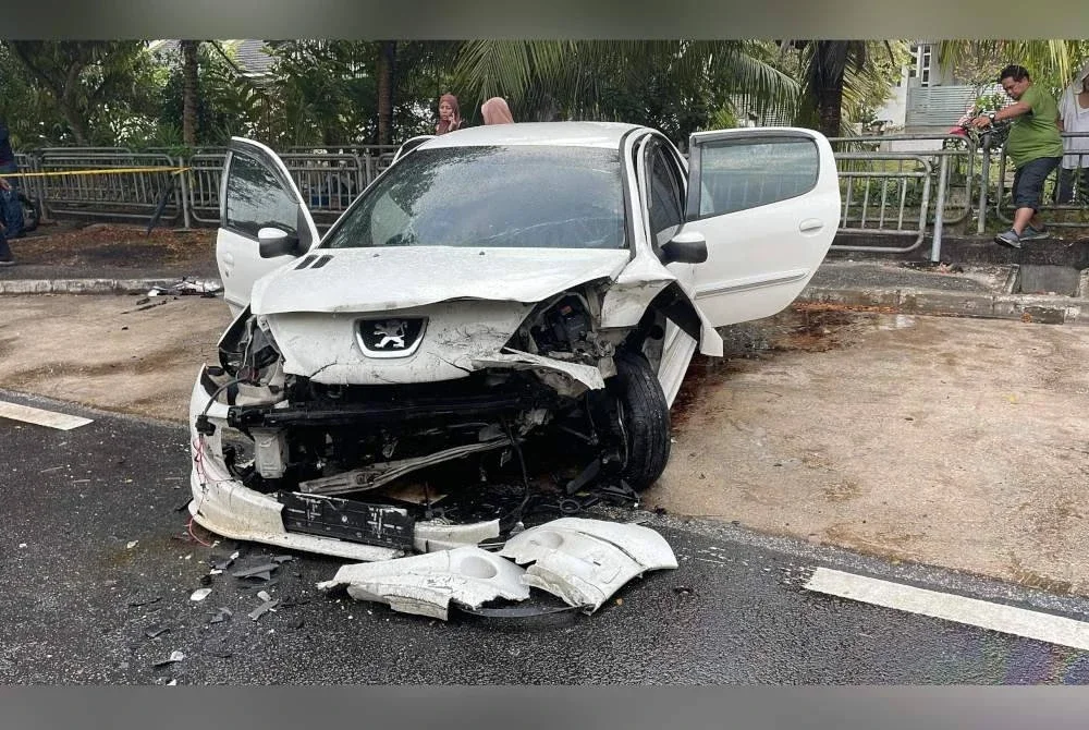 
Pemandu Peugeot hanya mengalami cedera ringan.