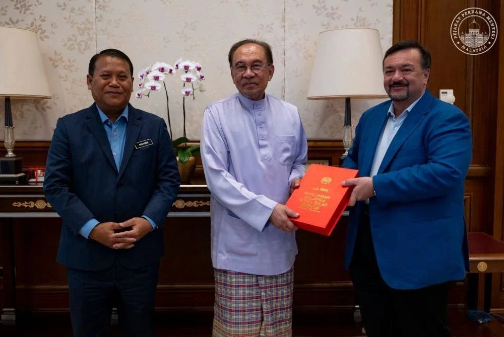 Anwar menerima dokumen RMK13 itu daripada Menteri Kewangan II Datuk Seri Amir Hamzah Azizan di Seri Perdana, Putrajaya pada Rabu. Foto FB Anwar Ibrahim