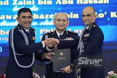 Gilberd AK Philip Layang (tengah) menyaksikan Mohd Zaini (kiri) menyerahkan dokumen kepada Shazeli pada Majlis Pemakaian Pangkat dan Serah Terima Tugas Ketua Polis Selangor di IPK Selangor, Shah Alam pada Rabu.