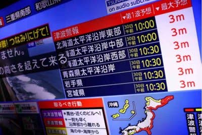 Sebuah skrin televisyen menyiarkan laporan berita mengenai amaran tsunami di Jepun susulan gempa bumi yang berlaku di perairan luar Semenanjung Kamchatka, Rusia. – Foto: Issei Kato