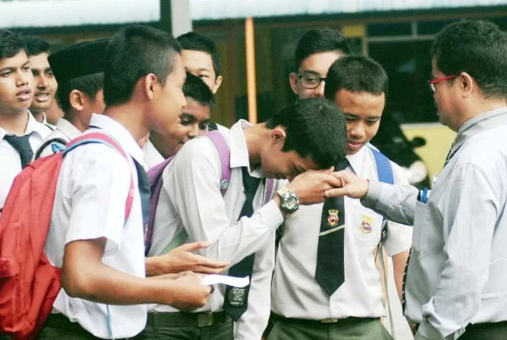 Pelajar perlu diberi kesedaran adab adalah asas kepada kejayaan hidup, ilmu yang tinggi tanpa akhlak hanya akan membawa kerosakan. Gambar hiasan