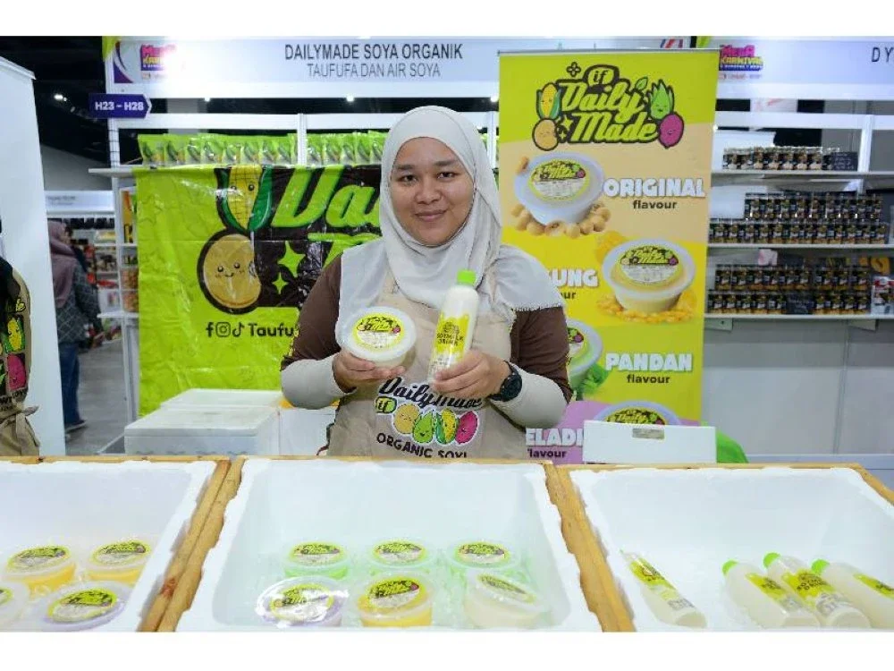 Nuruliffah menunjukkan produk soya organik keluarannya hasil daripada bantuan pihak RISDA.