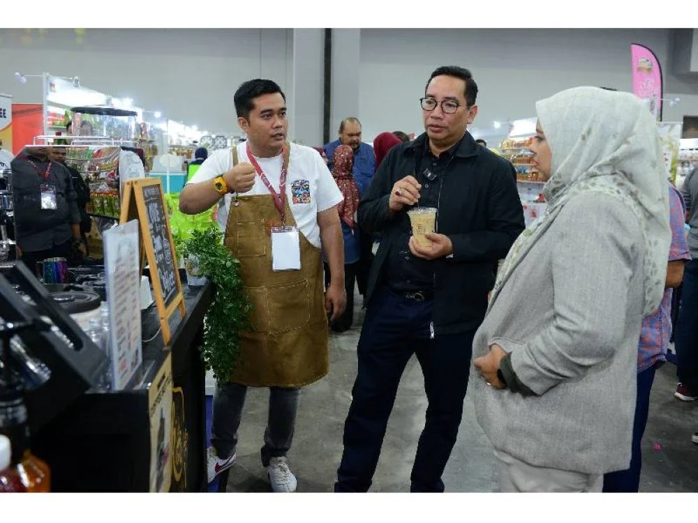 Zainal Azni (tengah) ketika melawat reruai usahawan di bawah RISDA di MK3D, Pusat Pameran dan Perdagangan Antarabangsa Malaysia (MITEC) pada Rabu.