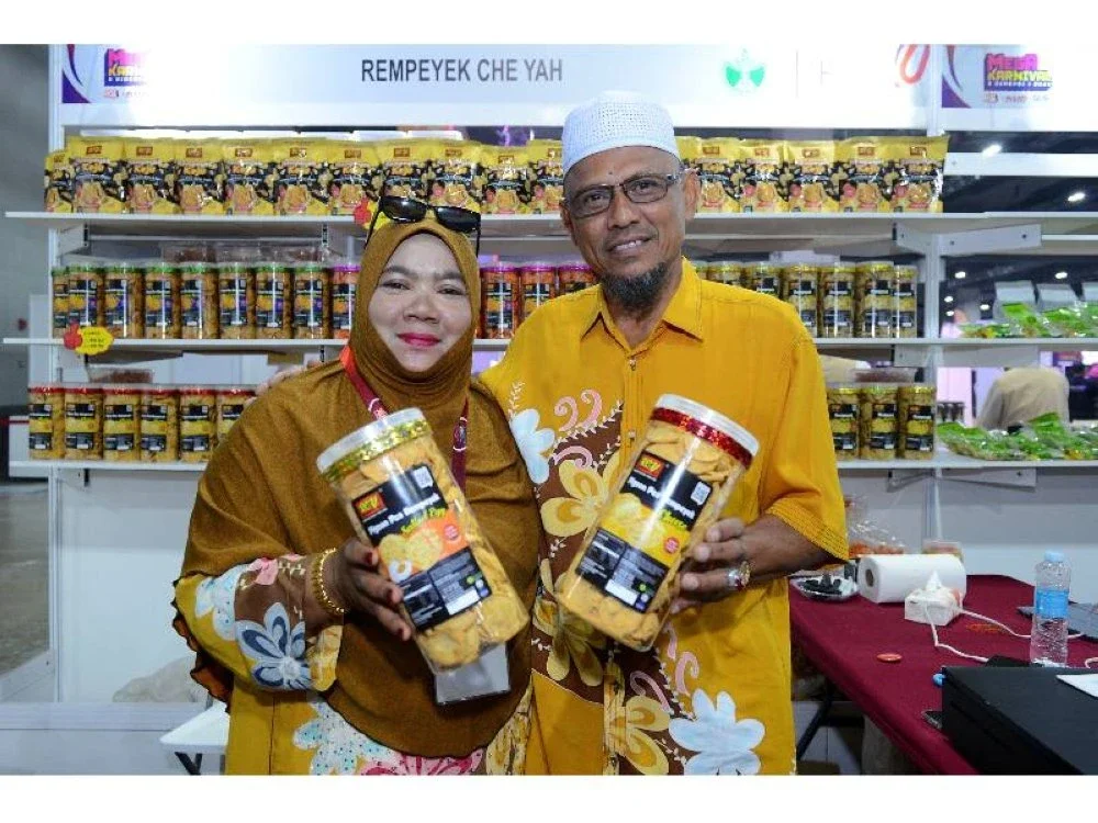Siti Rokhiah (kiri) bersama suaminya menunjukkan produk Rempeyek Che Yah yang dijual di MK3D, MITEC pada Rabu.