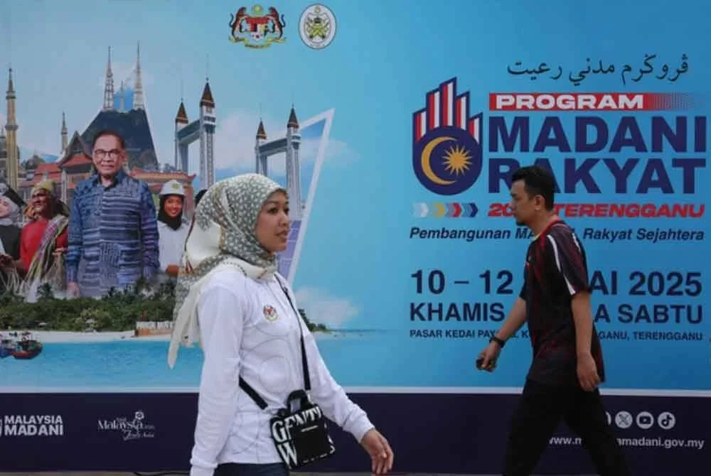 Anwar umum Program Madani Rakyat diteruskan bagi mendekati dan mendengar sendiri keluh kesah rakyat. Foto Bernama