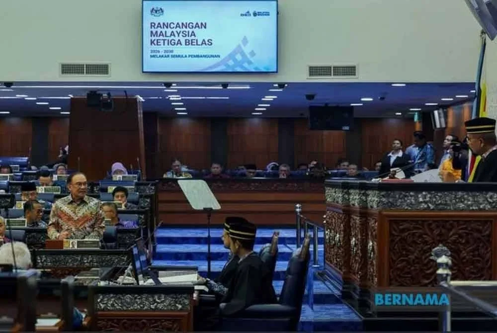 Anwar ketika membentangkan RMK13 di Dewan Rakyat pada Khamis.