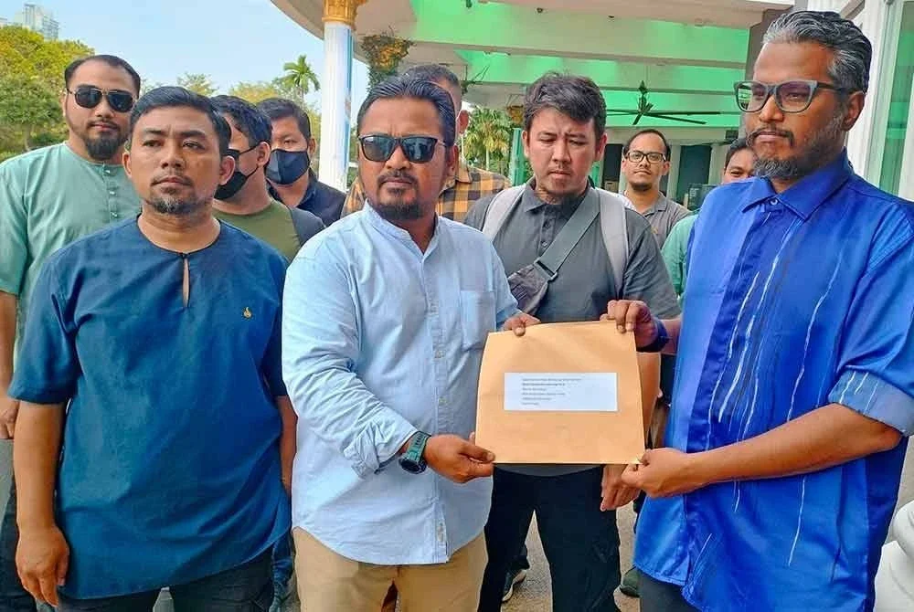 Mohd Azam menyerahkan memorandum bantahan mengenai cadangan mengurangkan skop kerja dan bayaran perkhidmatan kepada Ahmad Zabri di pekarangan Menara MBSP, pada Khamis.