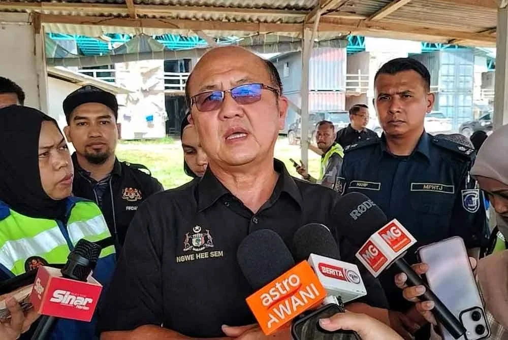 Hee Sem (tengah) ditemui ketika Operasi Penguatkuasaan Akta 446 di Tambak Paya pada Khamis.