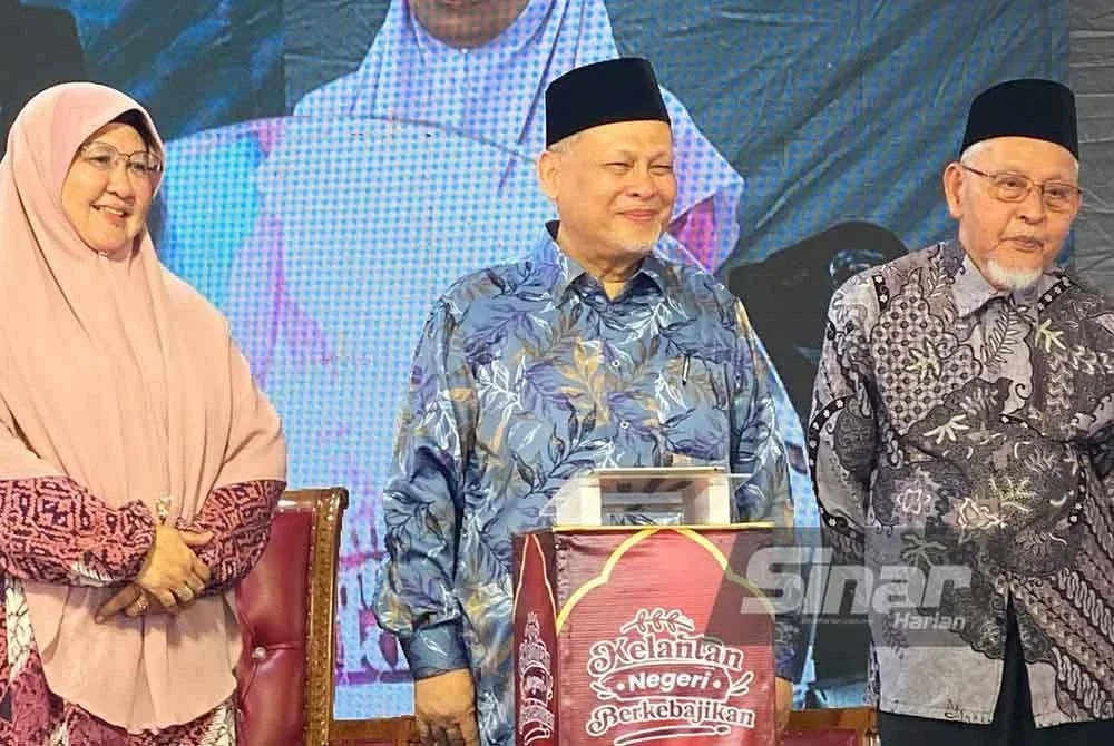 Mohd Amar (tengah) semasa merasmikan Karnival Kelantanku Cakna di Masjid Jamek Muhammadi, Kota Bharu pada Khamis.