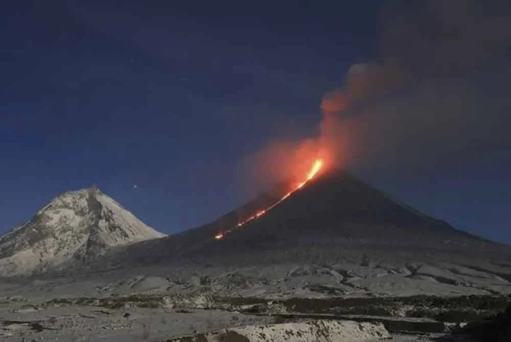 Gunung berapi Klyuchevskoy turut meletus dan memuntahkan lava tidak lama selepas insiden gempa kuat tersebut.