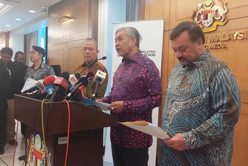 Ahmad Zahid (tengah) pada sidang akhbar di Lobi Dewan Rakyat pada Khamis selepas pembentangan RMK13.