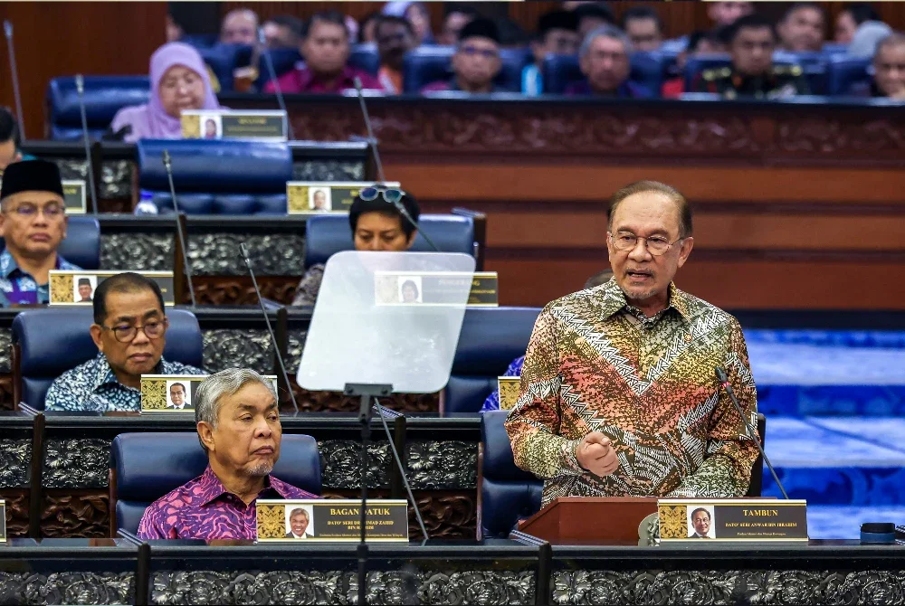 Anwar ketika pembentangan RMK13 di Dewan Rakyat pada Khamis. Foto Bernama 