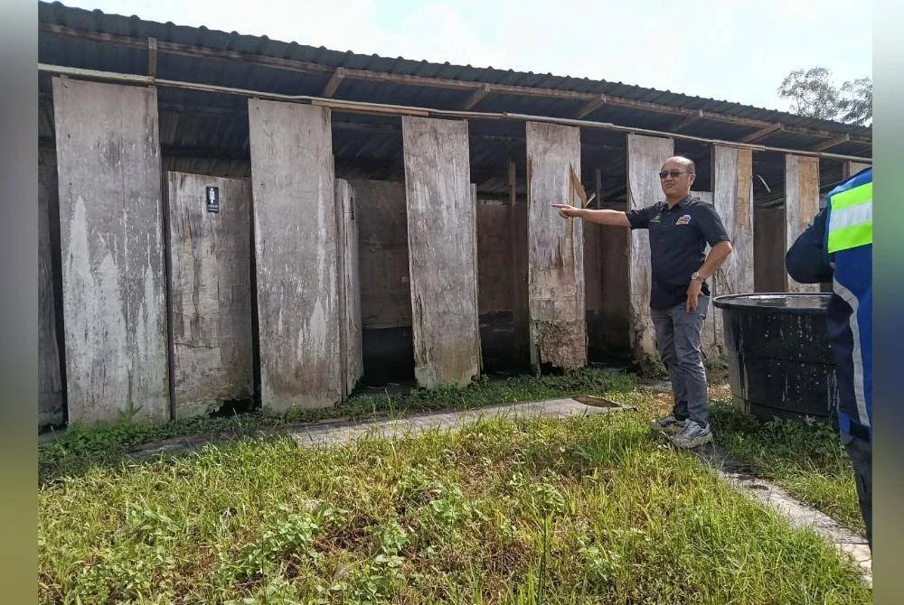 Hee Sem menunjukkan tandas pekerja wanita yang usang dan kotor.