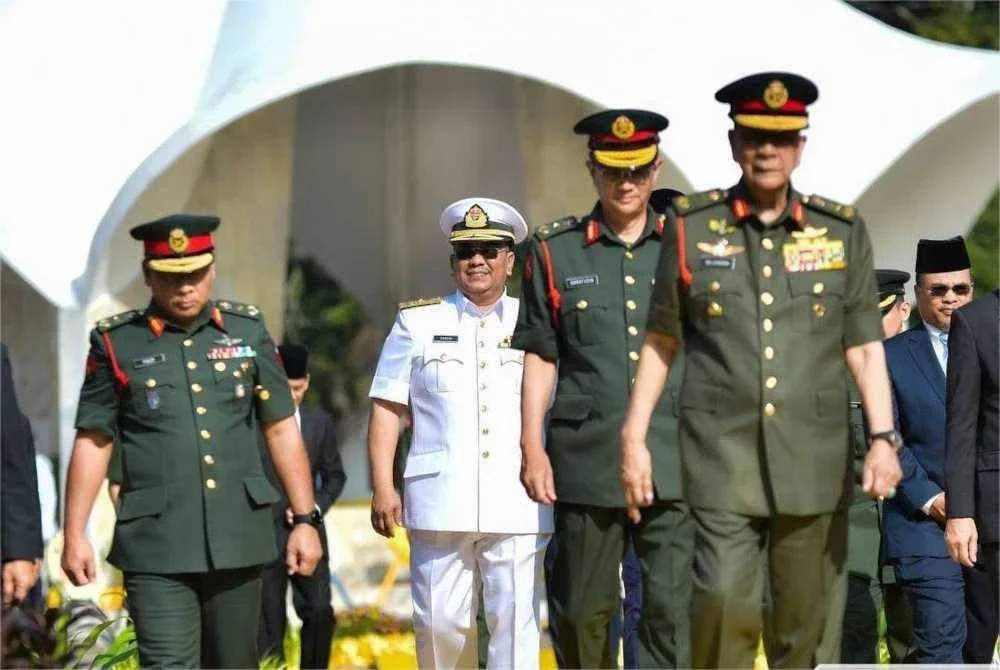 Muhammad Sanusi (dua, kiri) ketika mengiringi keberangkatan Sultan Sallehuddin Sultan Badlishah (kanan) dan Tengku Sarafudin Badlishah Sultan Sallehuddin (dua, kanan) di Tugu Peringatan pada Khamis.