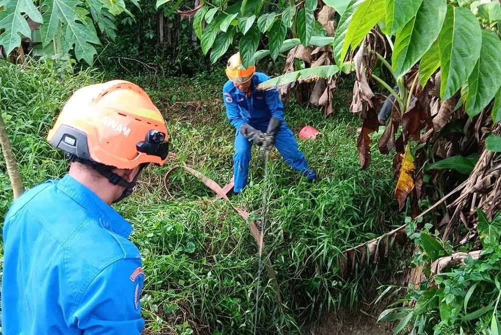 APM Pasir Mas berjaya menyelamatkan seekor lembu seberat kira-kira 200 kilogram yang terjatuh ke dalam sebuah perigi lama sedalam dua meter di Kampung Lati, Pasir Mas pada Rabu. Foto APM