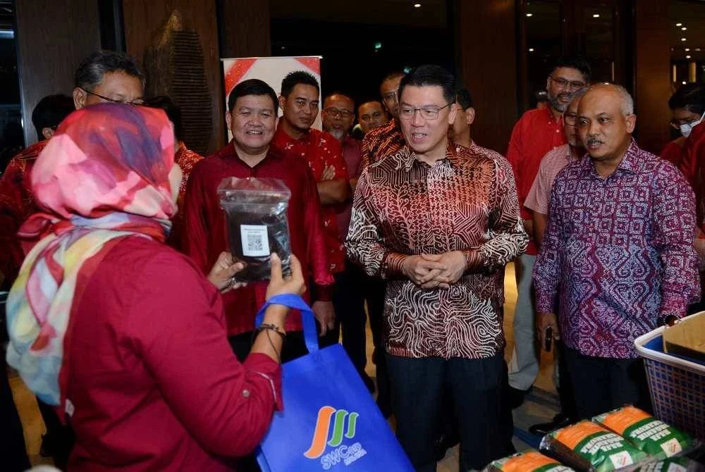 Kor Ming (dua dari kanan) melawat reruai SWCorp pada Majlis Apresiasi Hari Pekerja Pembersihan 2025 di sebuah hotel di sini pada Rabu. Foto Sinar Harian MOHD HALIM ABDUL WAHID