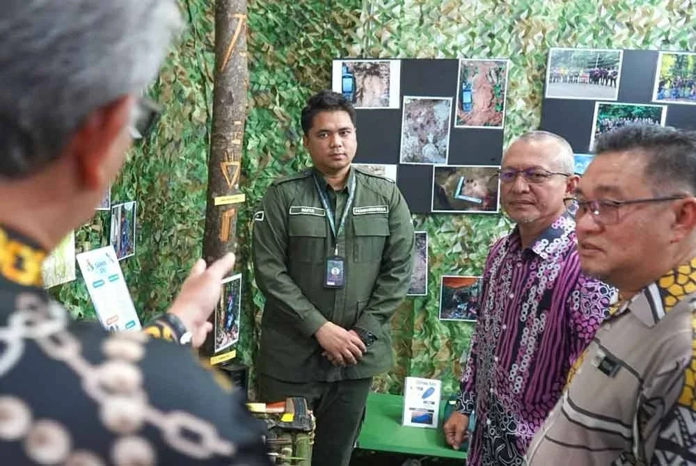 Razali (dua dari kanan) bersama Roslan (kanan) mendengar penerangan ketika melawat reruai pameran sempena Sambutan Hari Renjer Sedunia 2025 di Wisma Darul Iman, di Kuala Terengganu, pada Khamis.