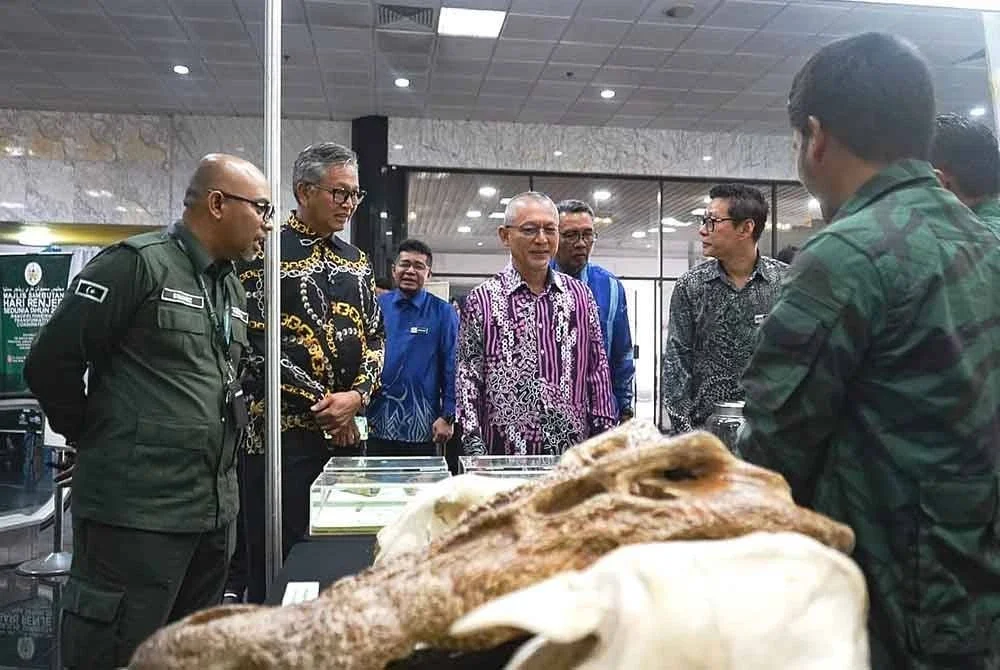 Razali (tengah) ketika meninjau reruai pemeran sempena Sambutan Hari Renjer Sedunia 2025 di Wisma Darul Iman, di Kuala Terengganu, pada Khamis.