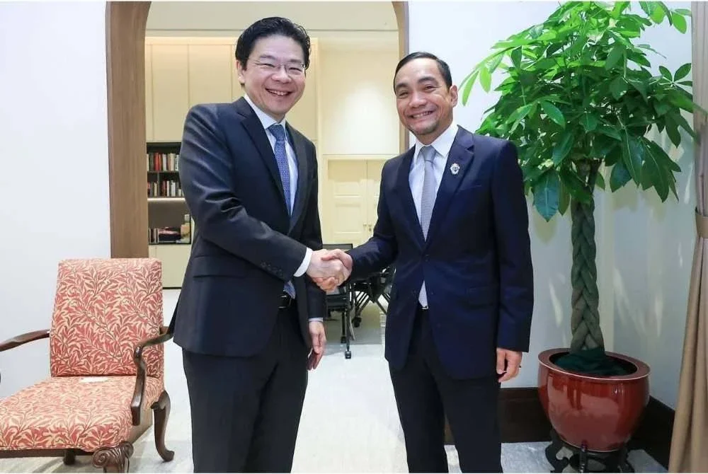 Onn Hafiz (kanan) bertemu dengan Lawrence di The Istana Sungapura pada Khamis. Foto Facebook Onn Hafiz