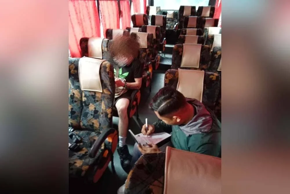 Penguat kuasa JPJ mengeluarkan saman kepada penumpang bas yang dikesan tidak memakai tali pinggang keledar. Foto JPJ