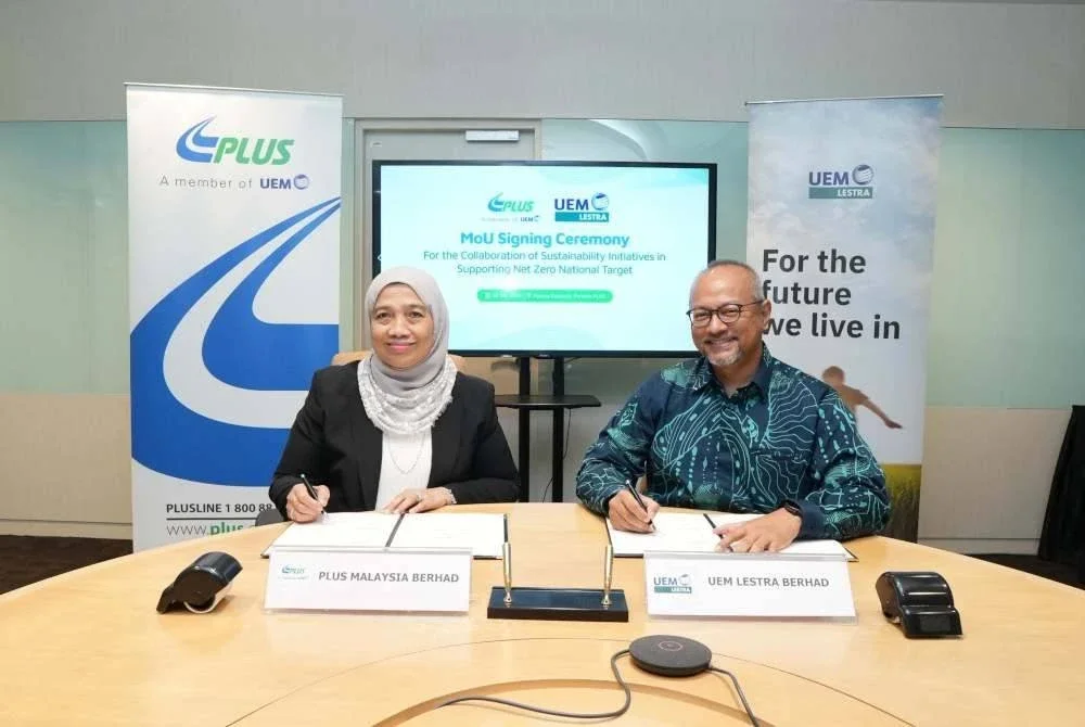 Nik Airina (kiri) bersama Harman Faiz menandatangani MoU untuk meneroka projek solar berskala besar.
