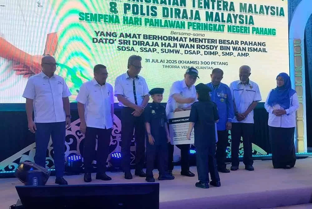 Wan Rosdy menyempurnakan gimik pelancaran Kad Kesihatan Kasih Makmur Edisi Pahlawan pada Majlis Minum Petang Veteran ATM dan PDRM sempena Sambutan Hari Pahlawan Negeri Pahang 2025 pada Khamis.