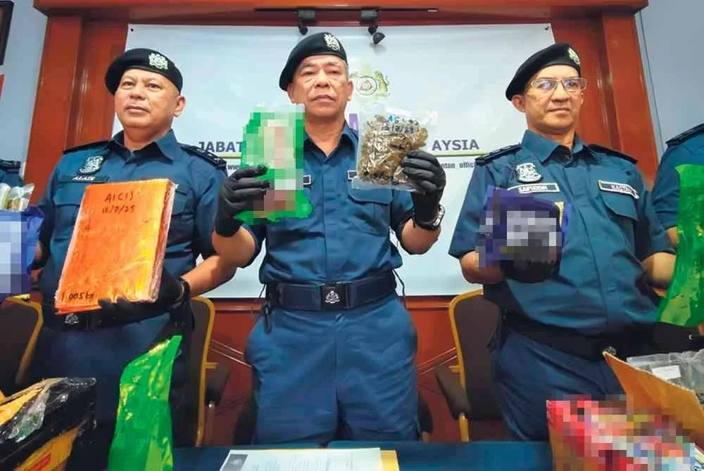 Wan Jamal Abdul Salam (tengah) menunjukkan barangan rampasan selepas JKDM Kelantan berjaya membongkar taktik licik sindiket pengedaran dadah yang menggunakan bungkusan coklat dan perkhidmatan kurier bagi menghantar bahan terlarang itu ke pasaran tempatan. Foto Sinar Harian - HAZELEN LIANA KAMARUDIN