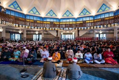 Anwar bersama isteri mengiringi Sultan Ibrahim dan Raja Zarith Sofiah ke majlis bacaan Yasin, tahlil dan doa selamat di Masjid Negara pada Rabu. Foto FB Anwar Ibrahim