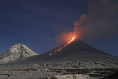 Gunung berapi Klyuchevskoy turut meletus dan memuntahkan lava tidak lama selepas insiden gempa kuat tersebut.