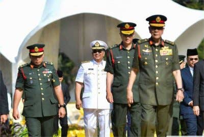 Muhammad Sanusi (dua, kiri) ketika mengiringi keberangkatan Sultan Sallehuddin Sultan Badlishah (kanan) dan Tengku Sarafudin Badlishah Sultan Sallehuddin (dua, kanan) di Tugu Peringatan pada Khamis.