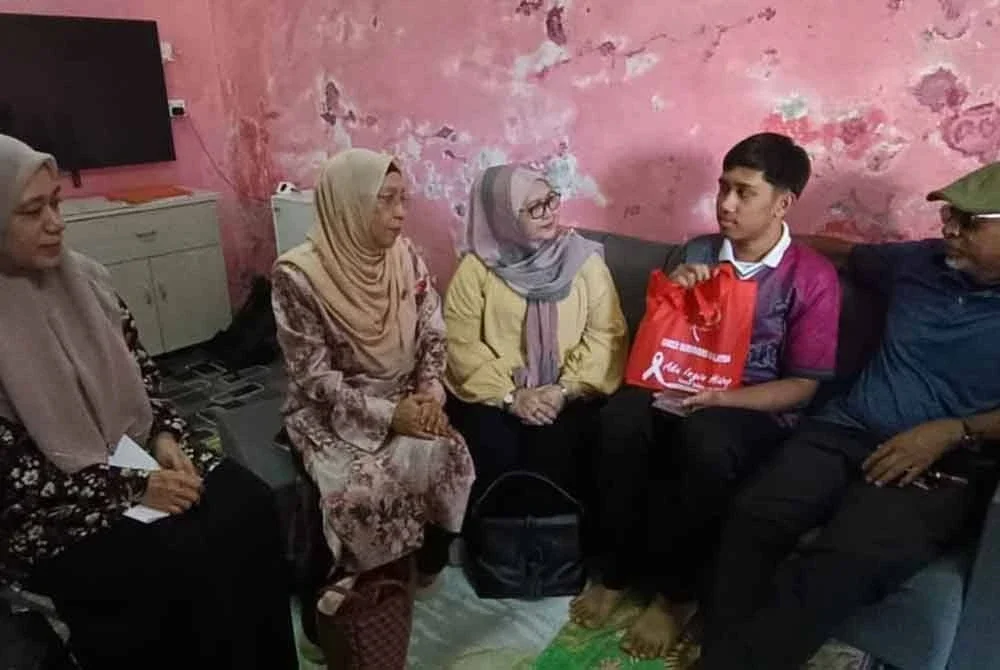 Fakhrullah Haziq (dua kanan) bercita-cita untuk menjadi juruteknik pendingin hawa yang berjaya dan mengubah nasib keluarganya suatu hari nanti.