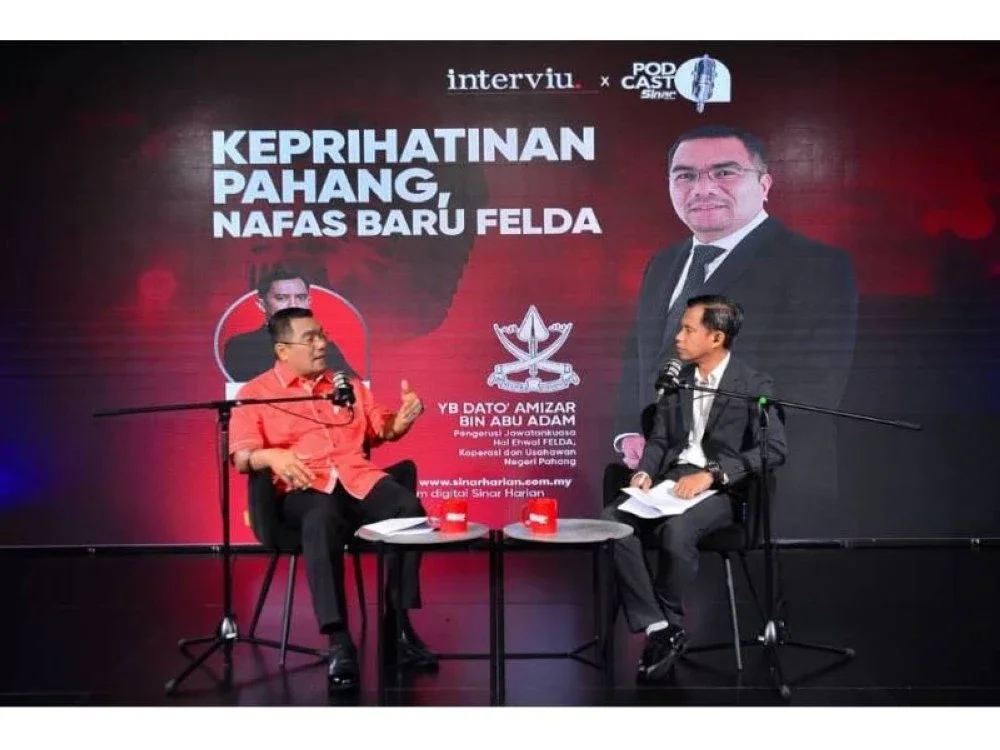 Pengerusi Jawatankuasa Hal Ehwal FELDA, Koperasi dan Usahawan Pahang, Dato’ Amizar Abu Adam (kiri) sewaktu ditemubual Haizir melalui siri Interviu x Podcast Sinar Harian bertajuk Keprihatinan Pahang, Nafas Baru Felda bertempat di Kompleks Karangkraf, di sini.