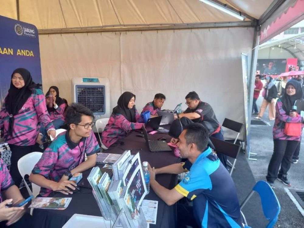 Beberapa pengunjung hadir ke reruai PTPTN untuk bertemu sendiri dan mendapatkan maklumat jelas mengenai perkhidmatan yang disediakan.