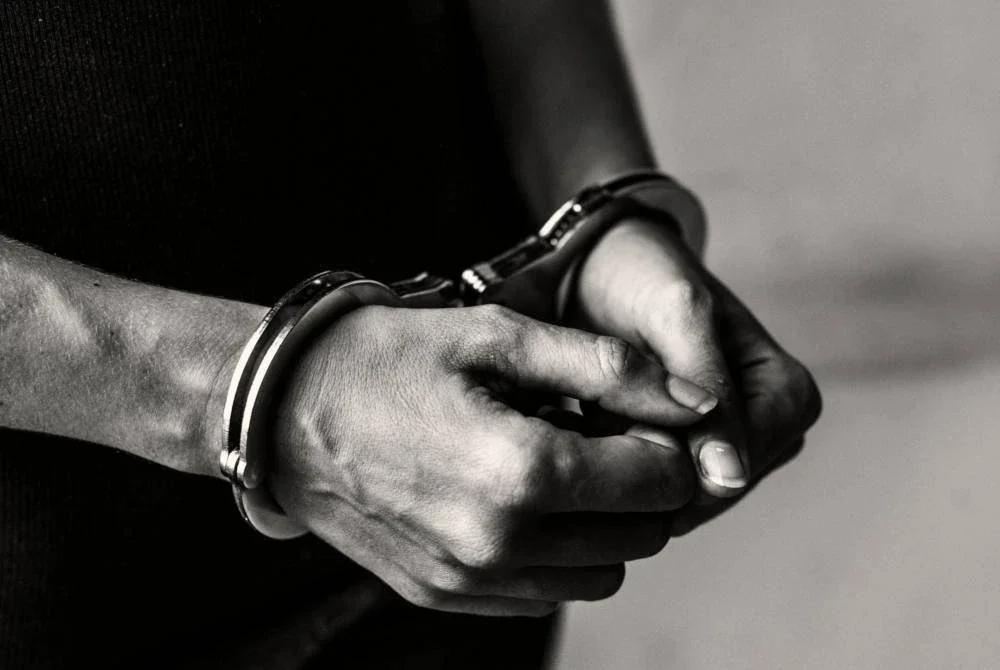 Suspek ditahan kerana disyaki cuba mengelirukan pihak berkuasa mengenai tempoh sebenar keberadaannya di Malaysia. Gambar hiasan