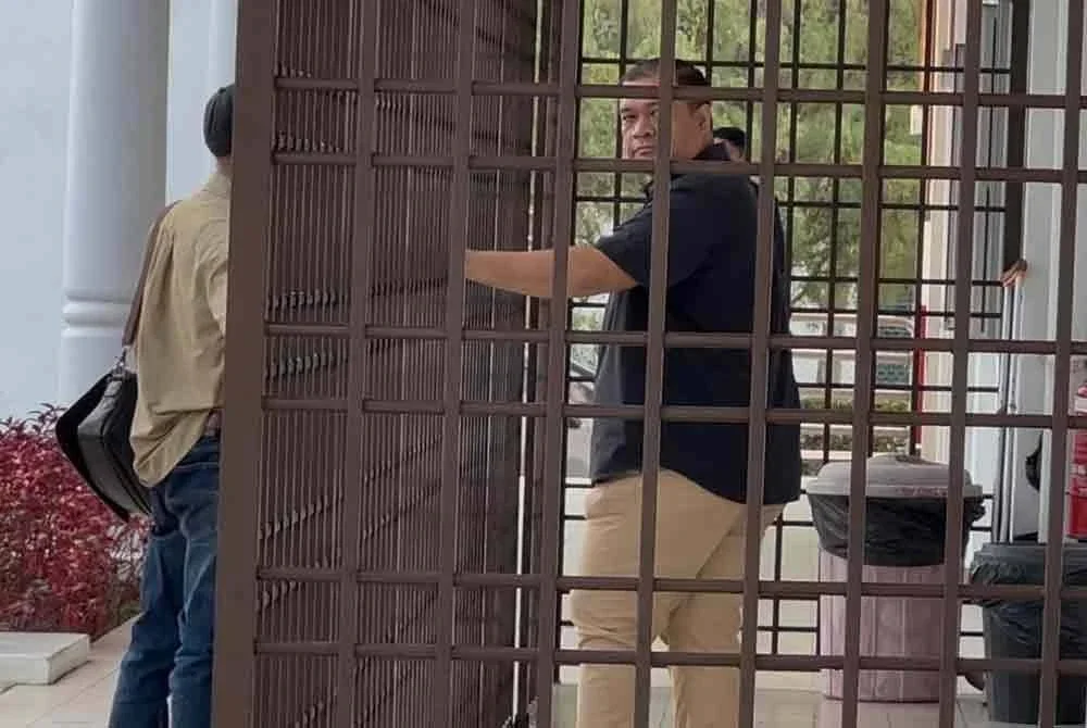 Muhammad Nizar dituduh bersubahat dengan Mohd Shukri, Mohammad Faizal dan Muhammad telah melakukan kesalahan pemerasan terhadap dua lelaki warga Thailand.