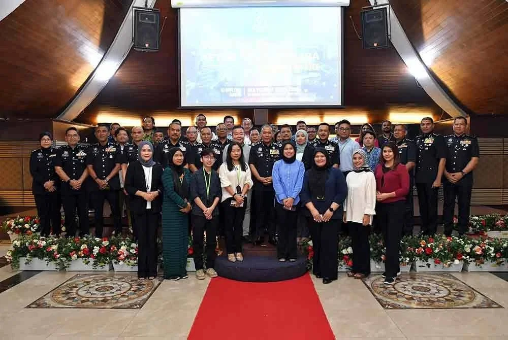 Mohd Khalid (tengah) dan pegawai-pegawai kanan PDRM bergambar bersama petugas media selepas Majlis Ramah Mesra di Bukit Aman pada Jumaat.