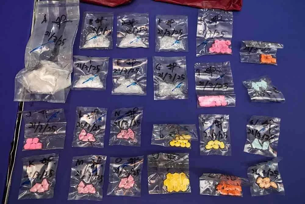 Dadah yang dirampas susulan penahanan sindiket pengedaran dadah antarabangsa dalam empat siri serbuan serentak di Johor dan Lembah Klang pada 21 Julai lepas. Foto Bernama