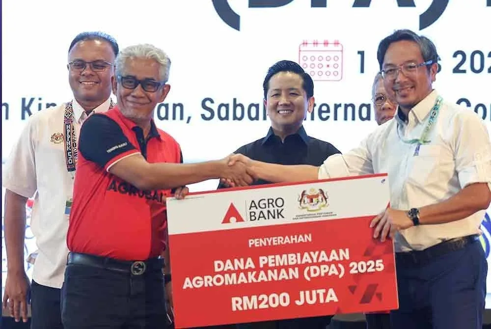 Arthur (dua dari kanan) menyaksikan penyerahan DPA 2025 oleh Tengku Ahmad Badli Shah (dua dari kiri) kepada Setiausaha Bahagian Pembangunan Perniagaan dan Pelaburan Kementerian Pertanian dan Keterjaminan Makanan, Khalid Ibrahim (kanan) sempena sambutan Hari Peladang, Penternak dan Nelayan Kebangsaan di Sabah International Convention Centre (SICC), Kota Kinabalu pada Jumaat. - Foto: Bernama