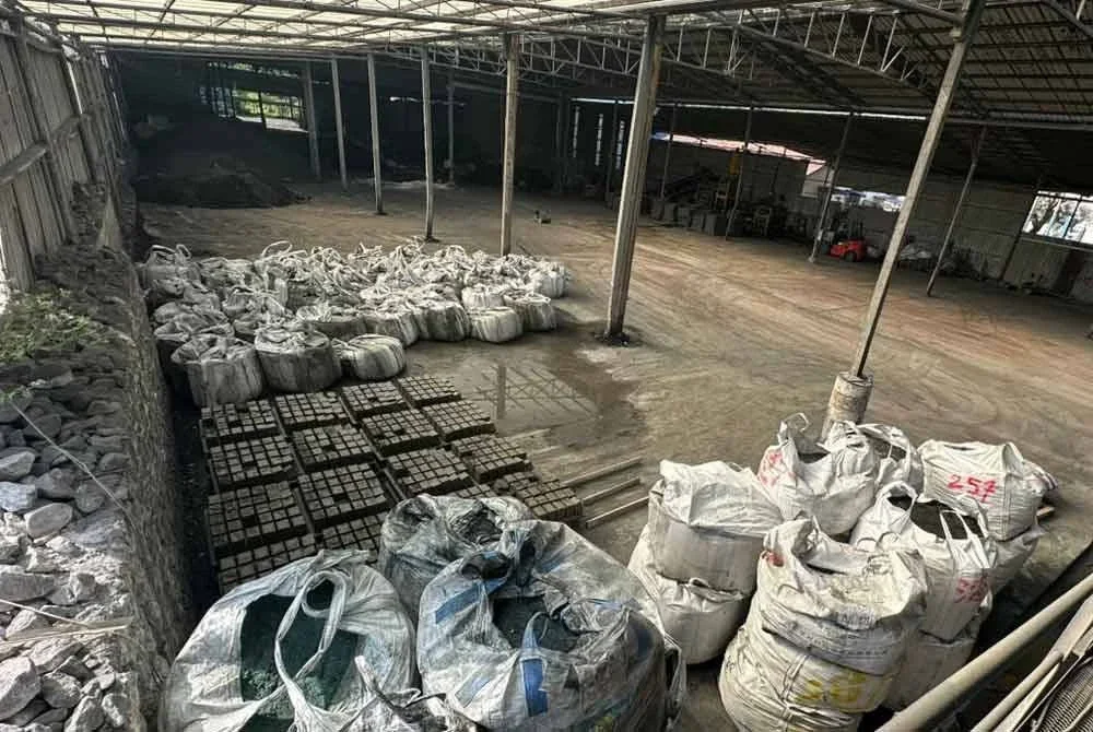 PGA berjaya menumpaskan kegiatan pemprosesan sisa tembaga di sebuah kilang haram di Simpang Pulai dalam Operasi Hazard pada Khamis.