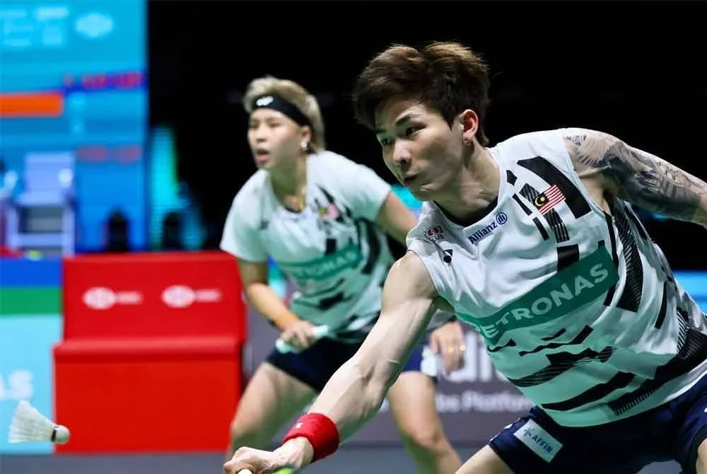 Tang Jie (kanan) dan Ee Wei mara separuh akhir Terbuka Macau.