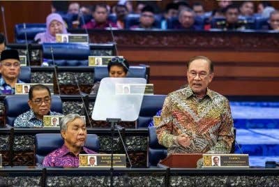Anwar ketika pembentangan RMK13 di Dewan Rakyat pada Khamis. Foto Bernama