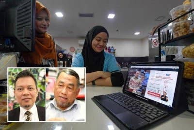 Pengusaha kedai minuman, Norehan Yusof (kiri) bersama pekerjanya menyaksikan siaran langsung RMK13 yang dibentangkan Perdana Menteri, Datuk Seri Anwar Ibrahim ketika tinjauan di Shah Alam pada Khamis. Foto Bernama (Gambar kecil: Mohd Faisol, Barjoyai)