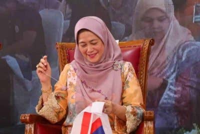 Tunku Noor Hayati turut menjahit Jalur Gemilang sempena Program Sulam Kasih Ambang Merdeka.